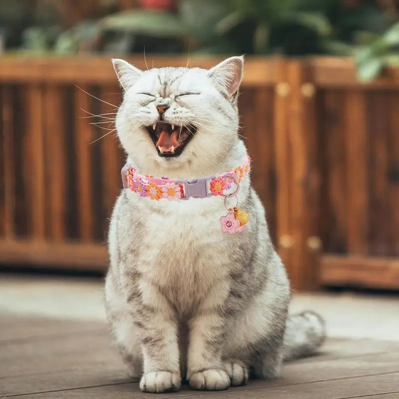 Floral kitten necklace: tenderness, style &amp; complicity