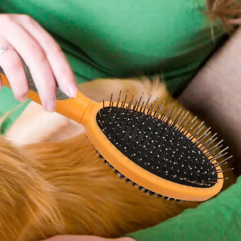 Dog and cat grooming brush: softness, complicity and no tangles